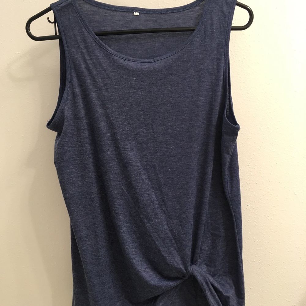 Knotted hem tank top. Size XL